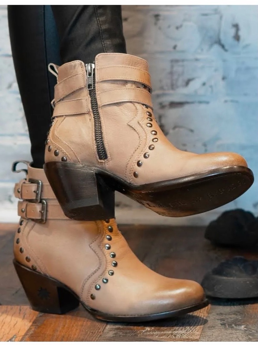 Black Star Hereford tan leather western buckle studded ankle boots, size 8